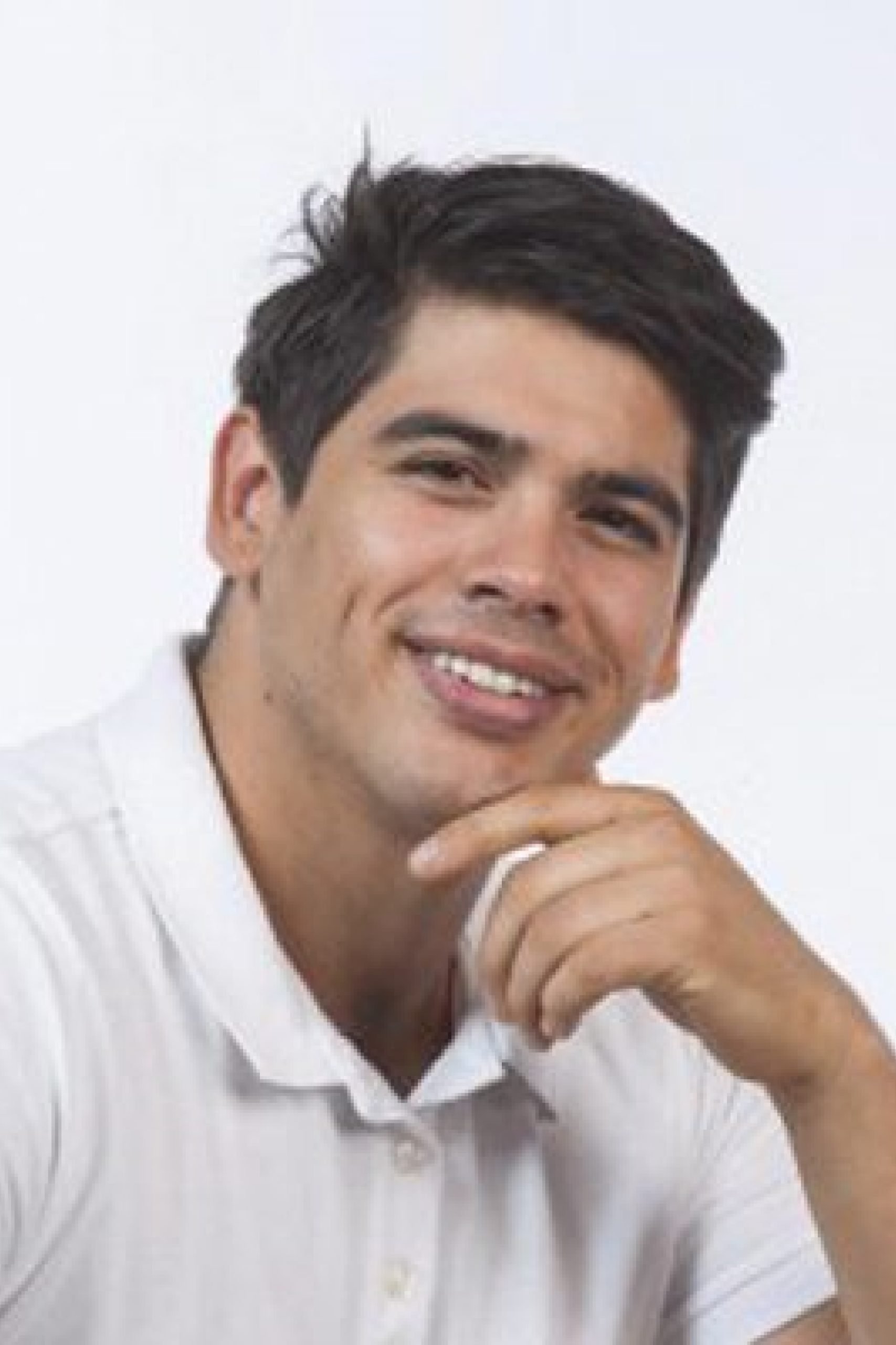 Portretfoto van een glimlachende jonge man in wit poloshirt bij Waterland Chiropractie Heusden