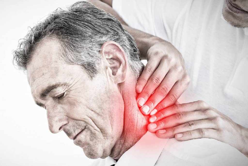 Chiropractor behandelt nekpijn bij oudere man met rode pijnoverlay op de cervicale wervelkolom