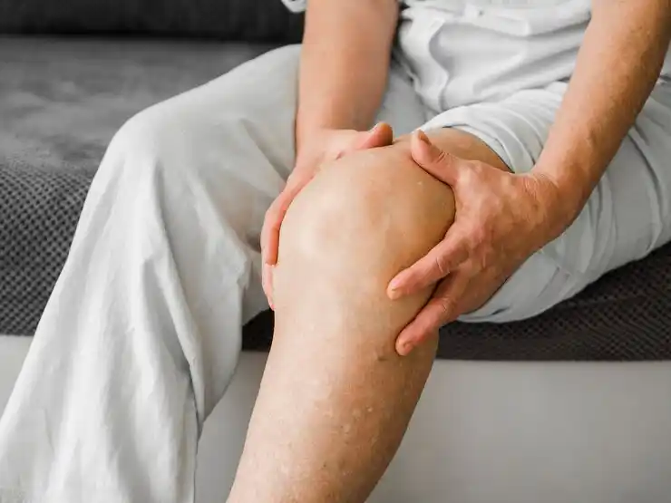 Oudere patiënt houdt een pijnlijke knie vast een veelvoorkomende klacht bij artrose of gewrichtspijn