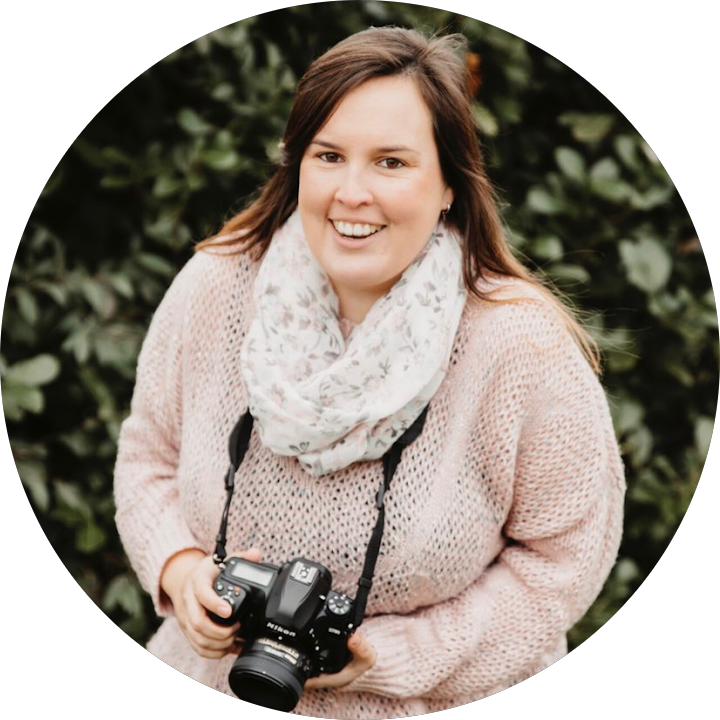 Glimlachende vrouw met fotocamera om de nek, portretfoto in ronde uitsnede op buitenlocatie